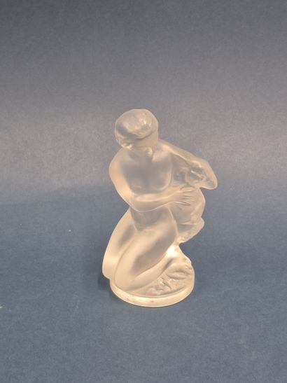 LALIQUE France
Jeune femme nue agenouillée...
