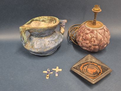 Lot comprenant:
Un pied de lampe en céramique...