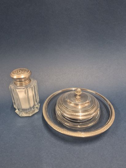 Coupe couverte en verre et argent ciselé...