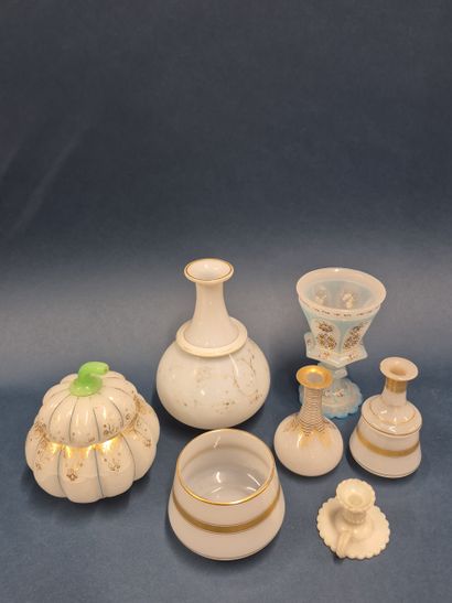 Petit lot en verre opalin blanc comprenant...