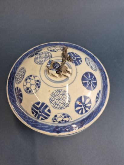 CHINA XX th century Blue-white porcelain...