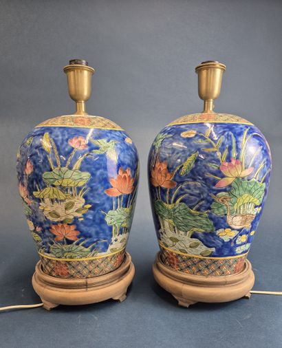 CHINA XX th century Pair of porcelain potiches...