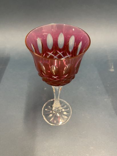 Suite de 6 verres en cristal taillé et teinté...