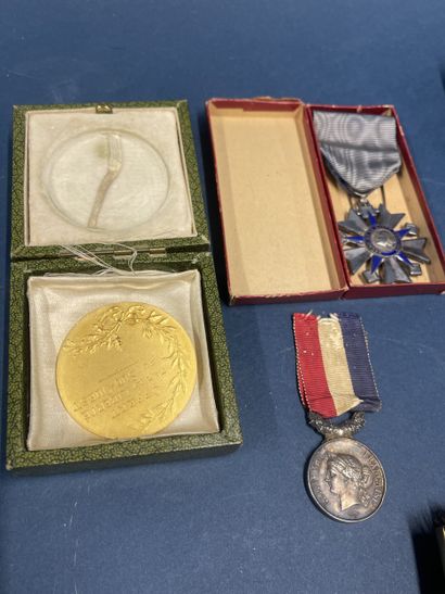Lot of bronze medals and military medals...