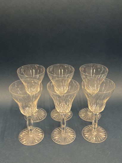 Ensemble de six verres à vin en cristal taillé....