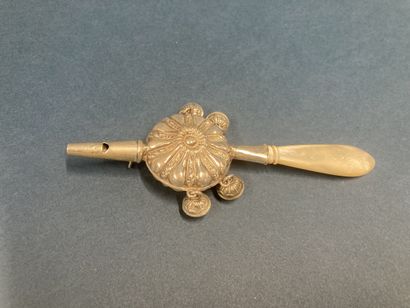 Hochet en argent (poinçon tête de sanglier)...
