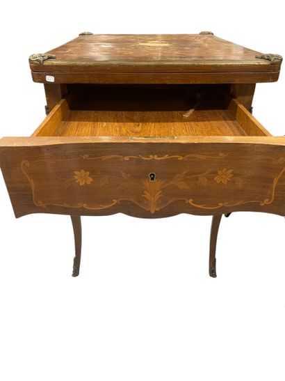 Table à jeux en bois de placage et marqueterie...