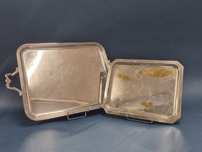 Lot de deux plats en métal argenté de forme...