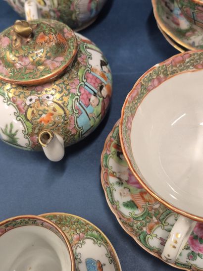 CHINA, 20th century
Part of a Canton porcelain...