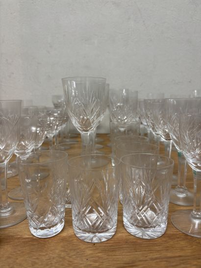 Important lot de verres dépareillés en cristal...