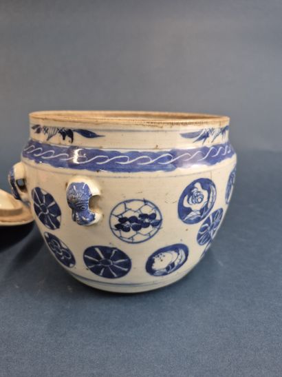CHINA XX th century Blue-white porcelain...