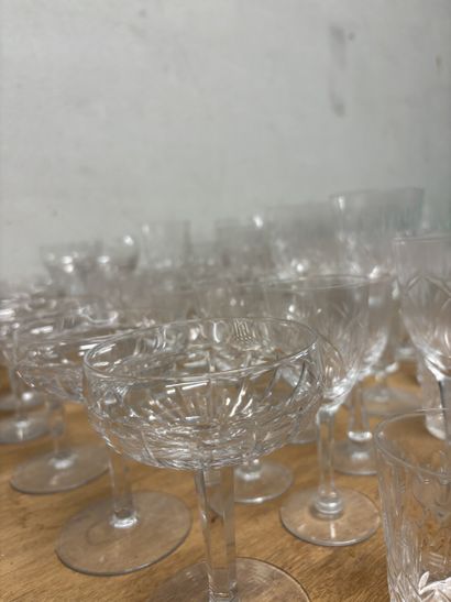 Important lot de verres dépareillés en cristal...