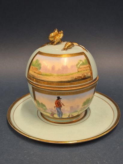 PORCELAINE DE PARIS
Pot couvert et son dormant...