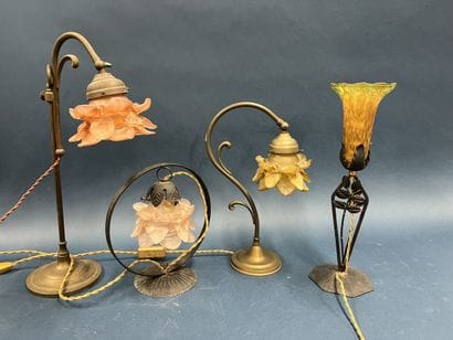 Pied de lampe en fer forgé noir, le réflecteur...