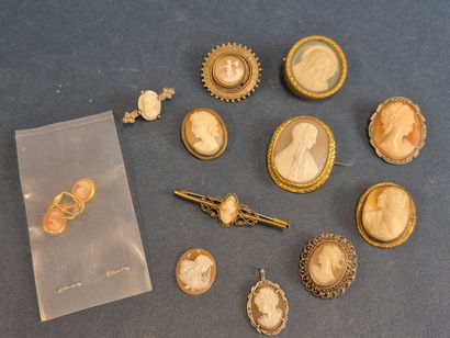 A lot comprising 12 metal cameo jewels: 
-...