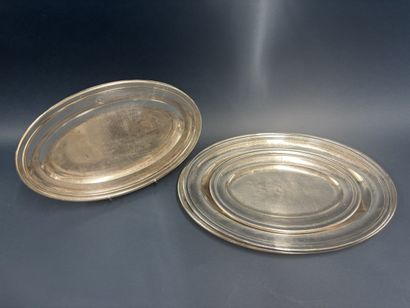 Suite de cinq plats de service de forme ovale,...