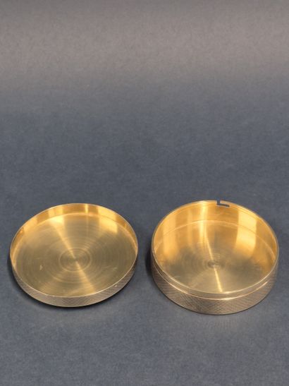 Belle boîte de forme circulaire en argent...