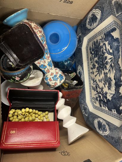 Dans un carton lot de vases, boites, bougeoirs,...
