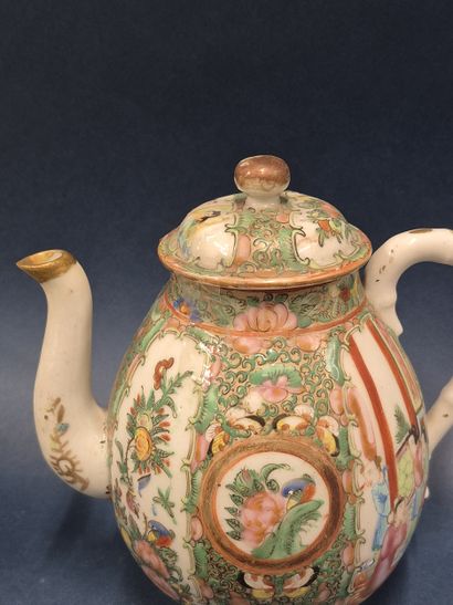 CHINA, 20th century
Part of a Canton porcelain...