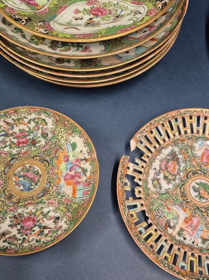 CHINA, 20th century
Set of six plates, three...