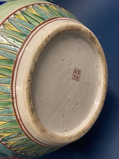 CHINE, XXe 
Cache-pot en porcelaine émaillé...