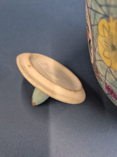CHINA XX th century Porcelain covered ginger...