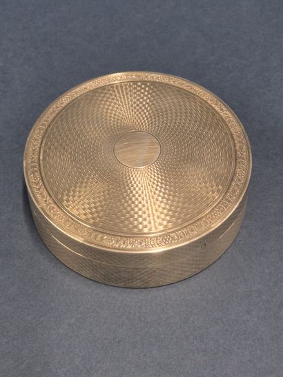 Belle boîte de forme circulaire en argent...