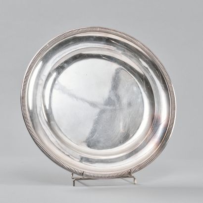 Plat rond en métal blanc à décor d'une frise...