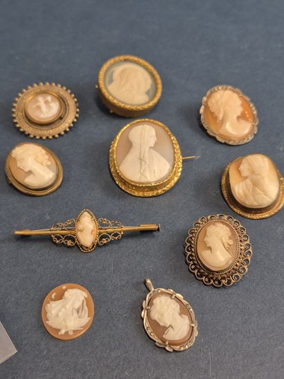 A lot comprising 12 metal cameo jewels: 
-...