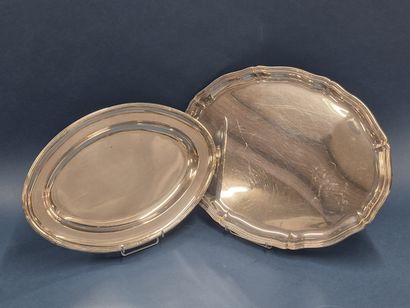 Réunion de deux plats en métal argenté, l'un...