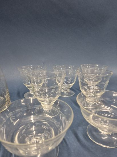 Partie de service de verres en cristal gravé...