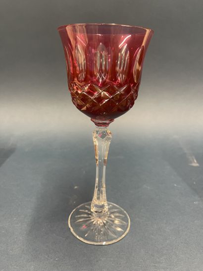 Suite de 6 verres en cristal taillé et teinté...