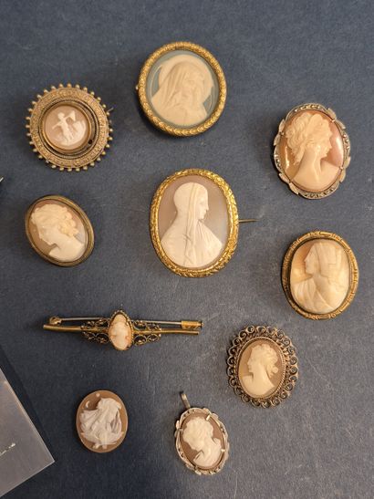 A lot comprising 12 metal cameo jewels: 
-...