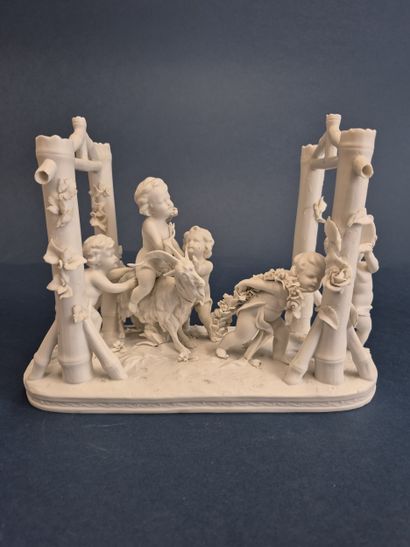 PARIS 
Groupe en biscuit de porcelaine figurant...