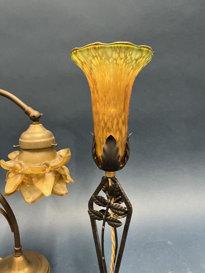 Pied de lampe en fer forgé noir, le réflecteur...