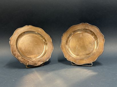 Deux petits plats en métal argenté, le marli...