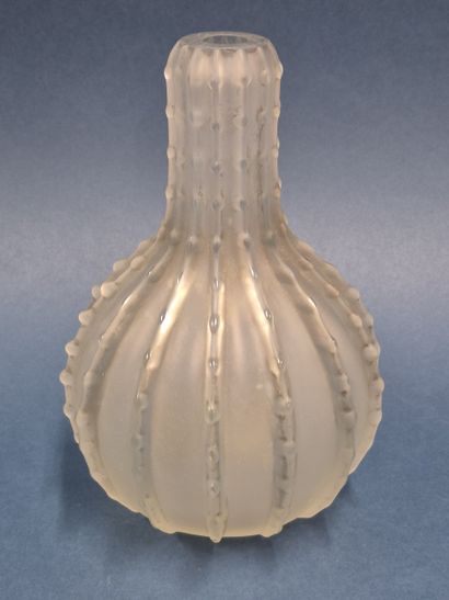René LALIQUE France.
Vase de forme bouteille...