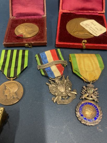 Lot of bronze medals and military medals...