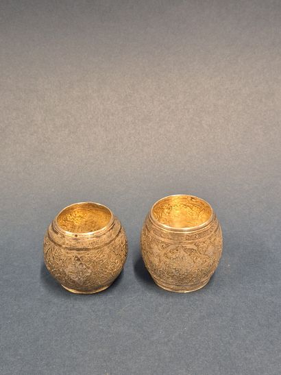 Paire de petits vases en argent ciselé étranger....