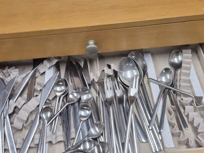 Dans une ménagère en bois parties de services...