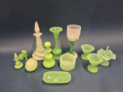 Lot en opaline verte et blanche comprenant...