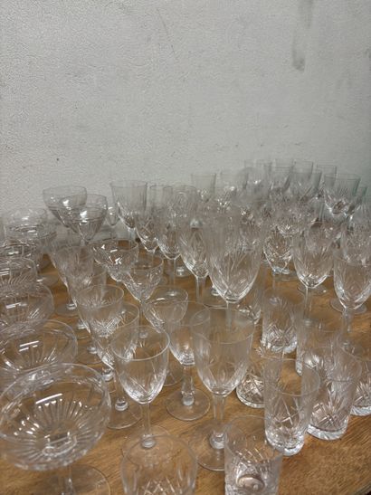 Important lot de verres dépareillés en cristal...