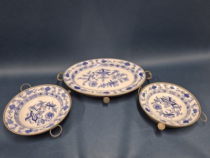 Lot de trois plats réchauds en métal et céramique...