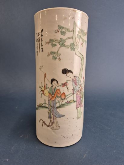 CHINA 20th century Polychrome enameled porcelain...