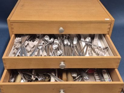 Dans une ménagère en bois parties de services...