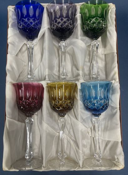 Suite de 6 verres en cristal taillé et teinté...