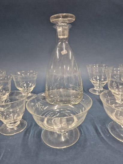 Partie de service de verres en cristal gravé...