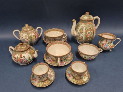 CHINA, 20th century
Part of a Canton porcelain...