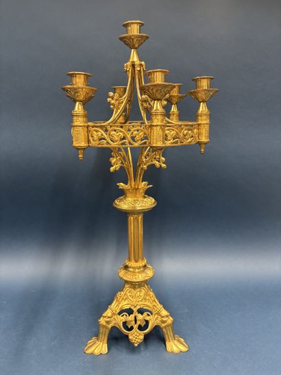 Candélabre tripode en métal doré à sept lumières...