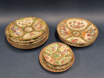 CHINA, 20th century
Set of six plates, three...